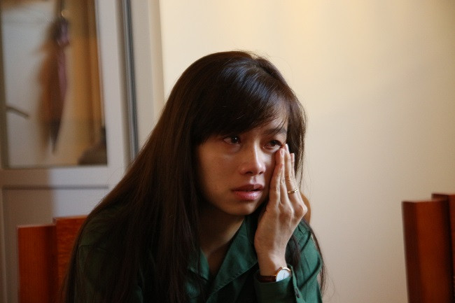 Không giống như Nguyễn Trúc Sơn, “bóng hồng” Trần Thị Thanh Thuỷ có nét rụt rè hơn. Gác lại những dự định còn dang dở, Thanh Thủy mạnh dạn làm đơn xin tham gia nghĩa vụ quân sự tự nguyện để được cống hiến sức trẻ đối với tổ quốc. Đây cũng có lẽ là những giọt nước mắt cuối cùng tiễn biệt sự yếu đuối. (Ảnh: CAND).