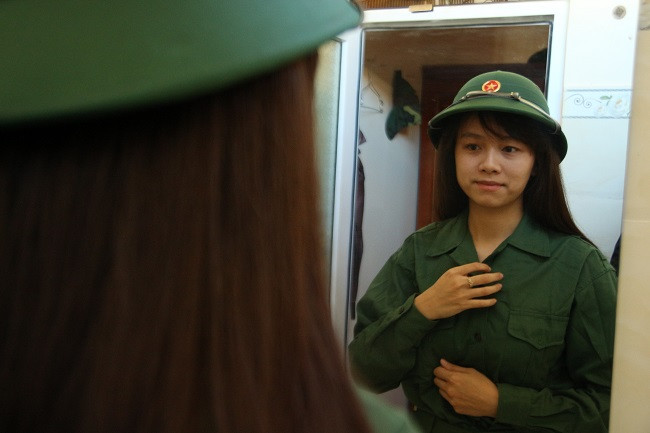 Trần Thị Thanh Thủy đã tốt nghiệp Trường ĐH Đà Lạt với chuyên ngành Cử nhân Quản trị du lịch. Trước ngày nhập ngũ, Thủy vẫn đang làm việc trong lĩnh vực dịch vụ du lịch tại TP Đà Lạt. (Ảnh: CAND).