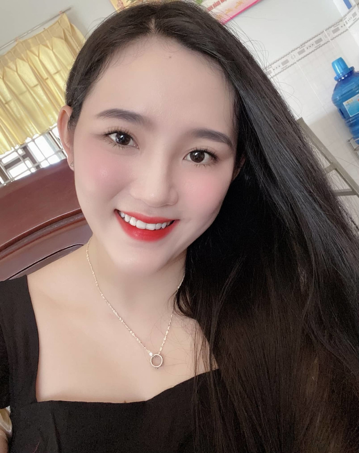 Còn đối với Anh Thư cô cũng cho hay: “Từ lúc học cấp 2, tôi đã ao ước khoác lên mình chiếc áo quân nhân, vì muốn nối tiếp truyền thống gia đình. Chính vì vậy, nghe tin địa phương đợt tuyển quân năm 2020 có chỉ tiêu nữ, tôi tình nguyện viết đơn đăng ký tham gia và trúng tuyển”. Anh Thư sinh ra trong gia đình có truyền thống quân đội. Sau khi tốt nghiệp ngành điều dưỡng của Trường CĐ Y tế Cần Thơ, Anh Thư thi đậu và được bố trí công tác tại Trung tâm Y tế thị xã Ngã Bảy (nay là TP Ngã Bảy), vào đầu năm 2019. (Ảnh: Vietnamnet)