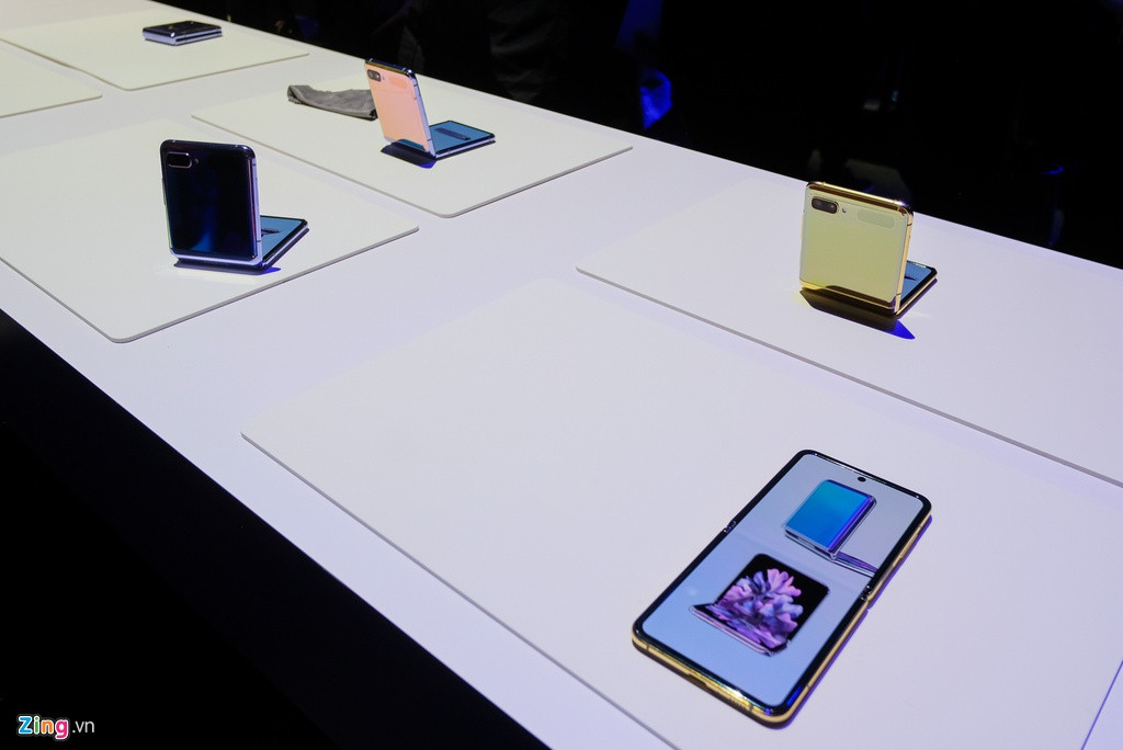 Galaxy Z Flip có màu đen, vàng và tím. Trong đó, phiên bản màu vàng được đánh giá nổi bật nhất với chất liệu kính bóng. Máy được bán với giá 1.380 USD thấp hơn so với mức 2.000 USD trên Galaxy Fold. Từ ngày 14/2, người dùng tại Mỹ, Hàn Quốc... sẽ được đặt hàng Z Flip.