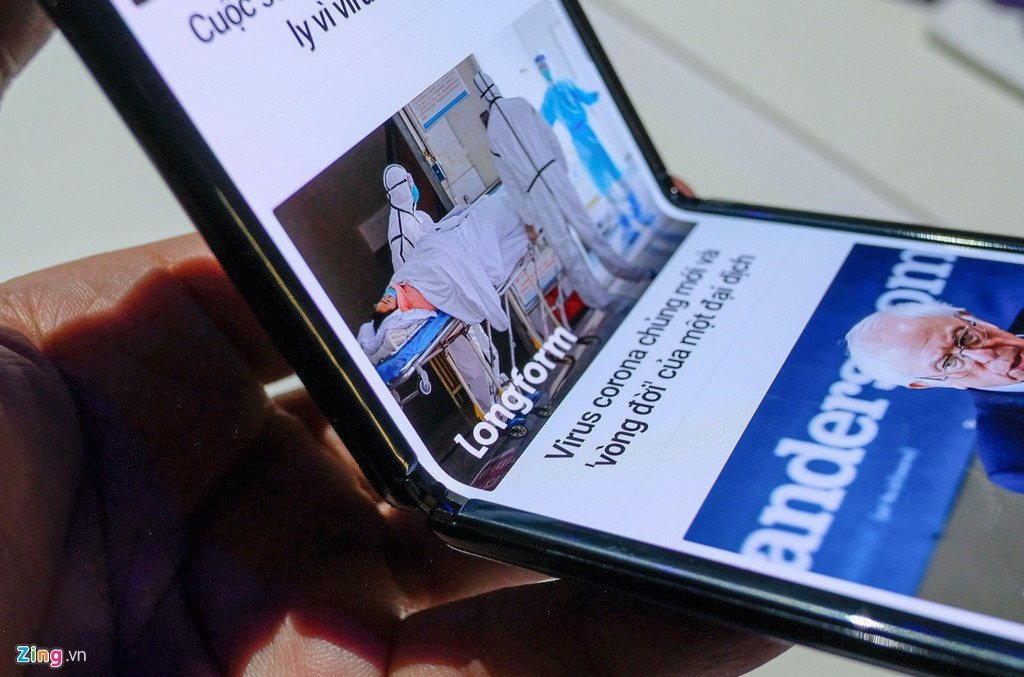 Bản lề ẩn của máy được làm chắc chắn. Theo Samsung, thiết bị có thể gập được 200.000 lần. Nếu mỗi ngày mở 100 lần, máy có thể chịu được hơn 5 năm. Phần màn hình vẫn có một nếp gấp nhỏ. Tuy vậy nó không gây khó chịu khi sử dụng. Bên cạnh đó, cơ chế đóng mở của Z Flip mượt mà, dễ dàng hơn so với Galaxy Fold. 