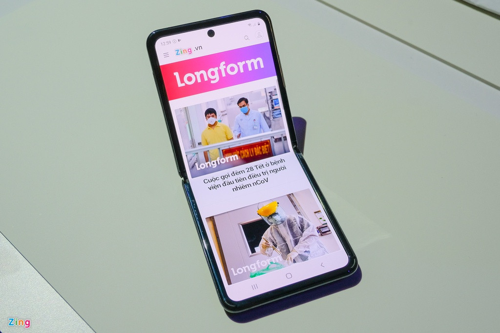 Máy có màn hình chính sử dụng tấm nền AMOLED 6,7 inch, độ phân giải Full HD+. Đây cũng là lần đầu tiên Samsung dùng tỷ lệ màn hình dài 21,9:9 cho smartphone. Hãng đã tinh chỉnh lại giao diện cho phù hợp với tỷ lệ màn hình này. Tuy vậy, một số ứng dụng vẫn chưa được tối ưu hiển thị. Đồng thời, việc lướt web, chơi game với khổ ngang không phải là ý hay với Z Flip.