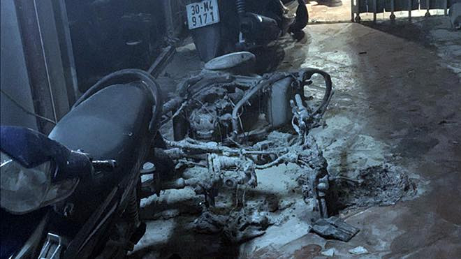 Trên tay của đối tượng cầm dao, một người đã bị đâm, đồng thời đối tượng tiếp tục đe dọa uy hiếp cả nhà em gái lúc này đang có 6 người, trong đó có 3 cháu nhỏ.