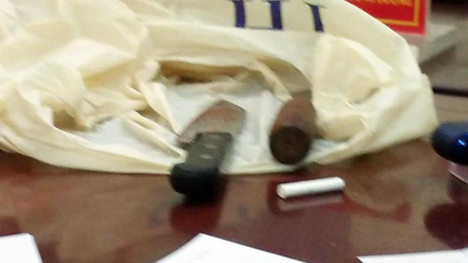 Nhận tin báo, cảnh sát 113 Công an quận Hoàn Kiếm đã cử lực lượng xuống hiện trường tiếp cận, khống chế Dương Quang Bình để đưa về trụ sở công an tiếp tục điều tra, làm rõ. Được biết, Bình là đối tượng nghiện đã nhiều năm. 