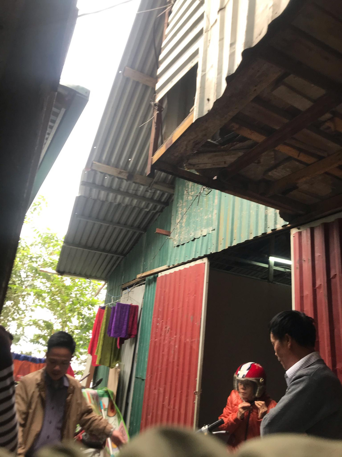 Liên quan tới vụ việc nghệ sĩ Vũ Mạnh Dũng bị anh vợ đâm tử vong trong đêm, ông Phan Văn Dũng - Trưởng phòng hành chính tổng hợp, tổ chức Nhà hát Nhạc vũ kịch Việt Nam cho biết, anh Vũ Mạnh Dũng là nghệ sĩ ưu tú của Nhà hát Nhạc vũ kịch vừa qua đời, tại đơn vị, anh Vũ Mạnh Dũng giữ chức vụ Phó đoàn trưởng Đoàn ca kịch Nhà hát Nhạc vũ kịch Việt Nam.