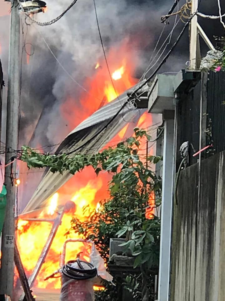 Sau ít phút, ngọn lửa bốc cháy ngùn ngụt và lan ra xung quanh và đường dây điện khiến toàn khu vực bị mất điện.