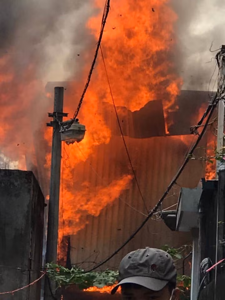 Chay xuong go kinh hoang, nguoi dan hoang loan chay thoat than