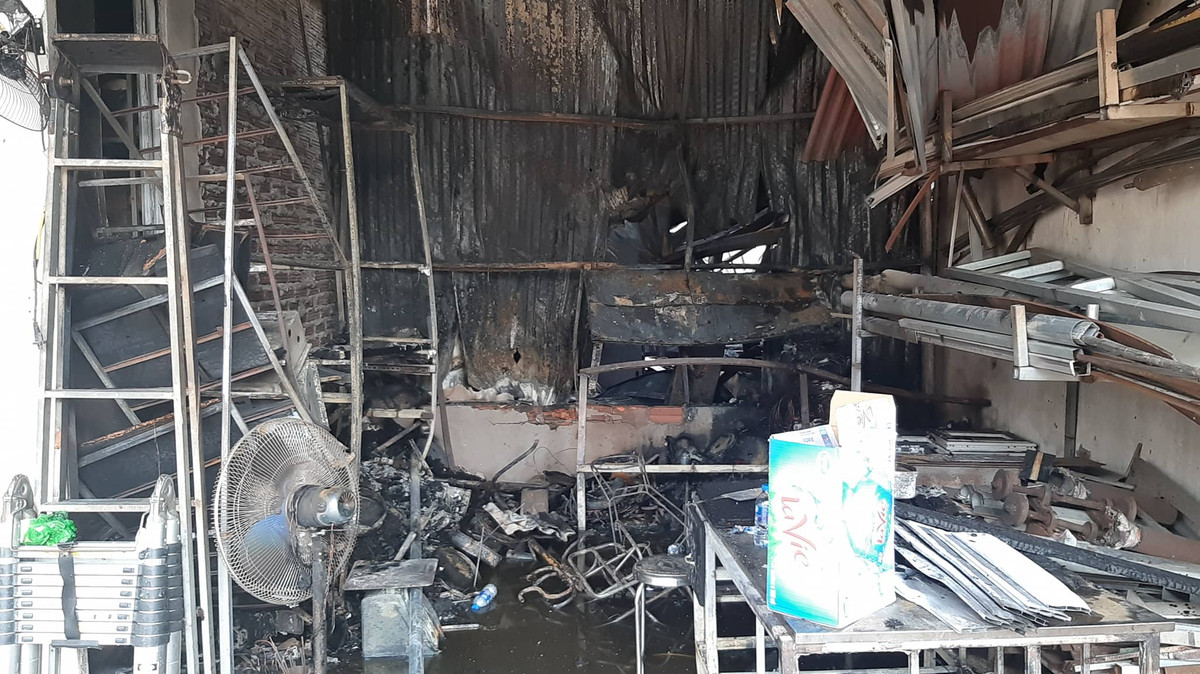 Những miếng tôn biến dạng do sức nóng của lửa.