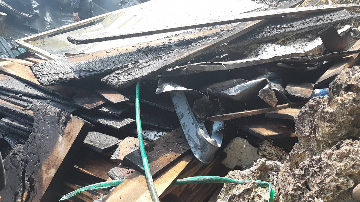 Người dân tại đây cho biết, đám cháy xảy ra tại một xưởng gỗ kết hợp kinh doanh. Rất may, đám cháy không gây thiệt hại về người. 