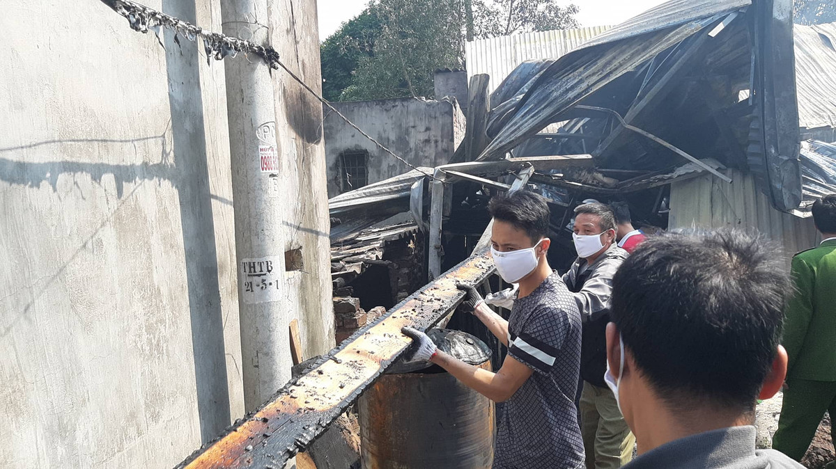 Người dân và lực lượng chức năng khắc phục hậu quả.