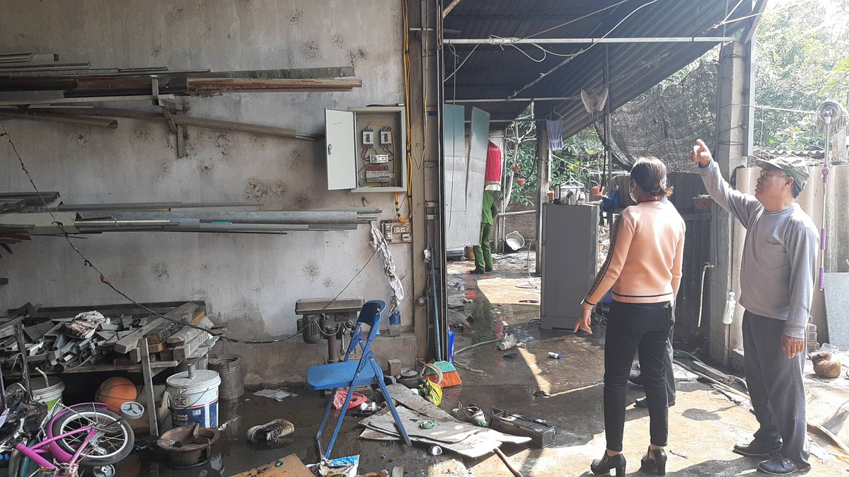 Người dân kiểm kê lại tài sản bị cháy.