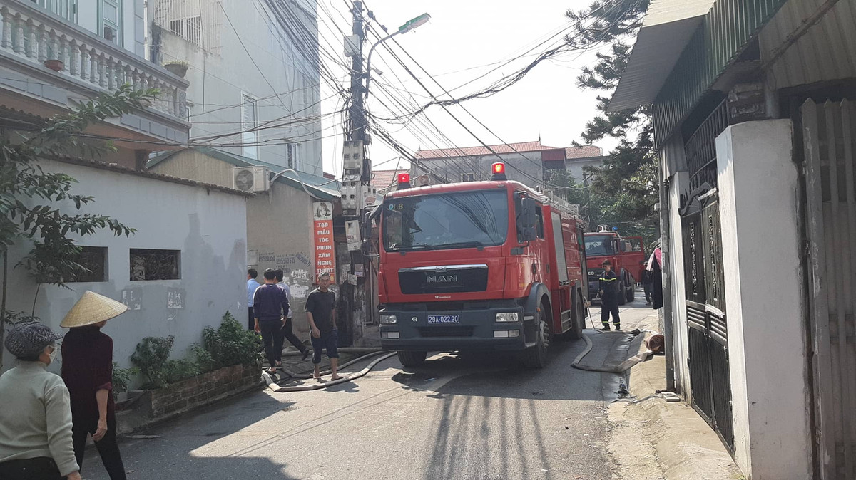 Trao đổi với báo chí, Chủ tịch UBND phường Thạch Bàn xác nhận vụ việc trên và cho biết, Cảnh sát PCCC đã điều động 5 xe cứu hỏa, số lượng có thể tăng thêm nếu lửa không được khống chế được ngọn lửa. 