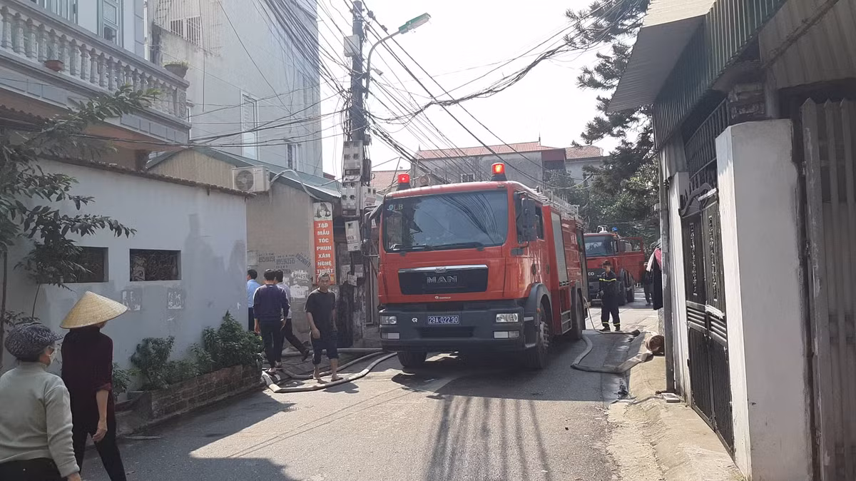 Trao đổi với báo chí, Chủ tịch UBND phường Thạch Bàn xác nhận vụ việc trên và cho biết, Cảnh sát PCCC đã điều động 5 xe cứu hỏa, số lượng có thể tăng thêm nếu lửa không được khống chế được ngọn lửa. 