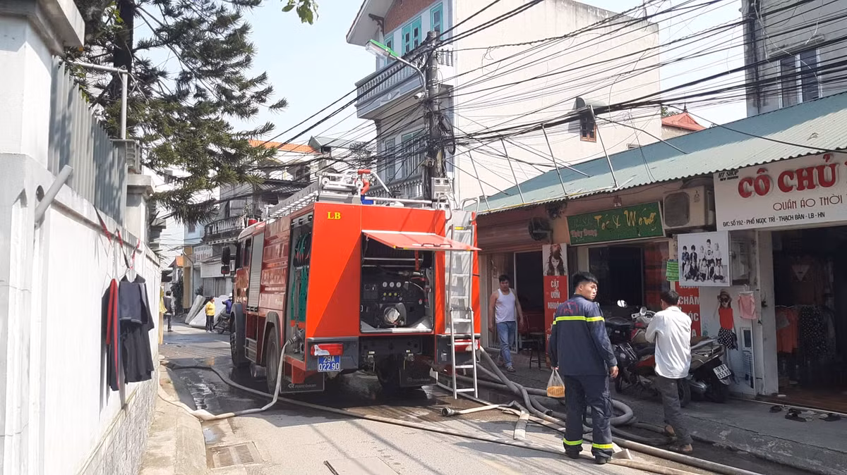 Vụ cháy làm xưởng gỗ và 2 nhà trọ phía sau cũng bị thiêu rụi