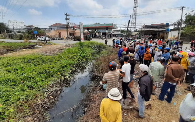 Ngoài ra, Công an TP HCM phối hợp cùng Công an huyện Củ Chi phát đi thông báo truy tìm những vật chứng liên quan đến vụ án Tuấn “khỉ”. Trong số đó có 2 xe gắn máy là xe Nouvo màu đỏ đen BKS: 59Y2 - 301.98 và xe Wave màu xanh BKS: 59X2 - 595.12. 