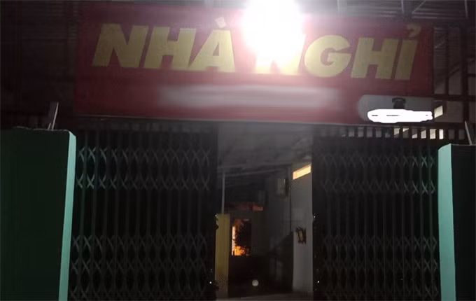 Sat hai mot phu nu trong nha nghi roi uong thuoc diet tu tu