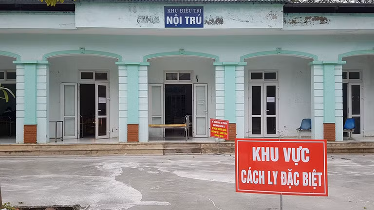 Tu choi dieu tri, cach ly vi Covid-19: Xu ly the nao?