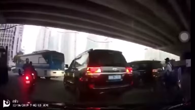 Tài xế Toyota Land Cruiser "hô biến" biển trắng sang biển xanh 80A trên phố Hà Nội trong chớp mắt đã nhận quyết định xử phạt hành chính 5 triệu đồng, tước bằng lái hai tháng. Làm việc với cơ quan chức năng, nam tài xế cho hay, anh này lắp thiết bị tráo biển xe vì muốn được nhường đường khi sử dụng biển giả xanh 80A.