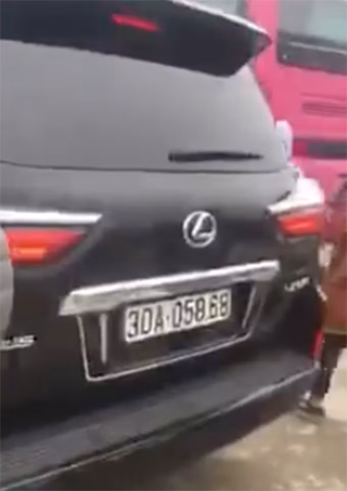 Được biết, ngay sau khi sự việc xảy ra, ngày 31/1, đại diện Cục CSGT (Bộ Công an) đã thông tin về kết quả xác minh xe Lexus gắn 2 loại biển số đi lễ hội chùa Tam Chúc hôm mùng 5 Tết (tức ngày 29/1) là biển số 80A-058.79 màu xanh gắn phía trước do Cục CSGT cấp cho một đơn vị, còn biển số 30A-058.68 màu trắng gắn ở phía sau xe là biển số giả.