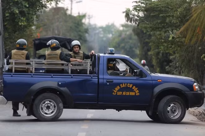 Công an huyện Bến Cát (tỉnh Bình Dương) khuyến cáo về mức độ nguy hiểm của Lê Quốc Tuấn, lưu ý dân nếu phát hiện nghi phạm phải báo ngay cho cơ quan công an nơi gần nhất chứ không tự ý bắt giữ. Công an huyện Dầu Tiếng (Bình Dương) phổ biến hình ảnh tên Tuấn cho người dân ở ven sông Sài Gòn thuộc xã Thanh Tuyền, Thanh An.