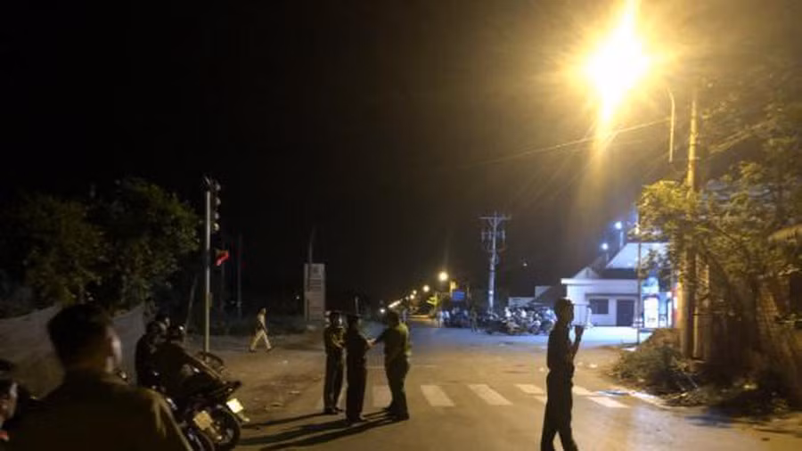 Khoảng 0h15, cũng trên Tỉnh lộ 15, Tuấn "Khỉ" dùng súng AK bắn chết anh Vũ Chí Tâm (40 tuổi, ngụ quận Thủ Đức) với 7 vết đạn để cướp xe Wave màu xanh mà anh đang đi.