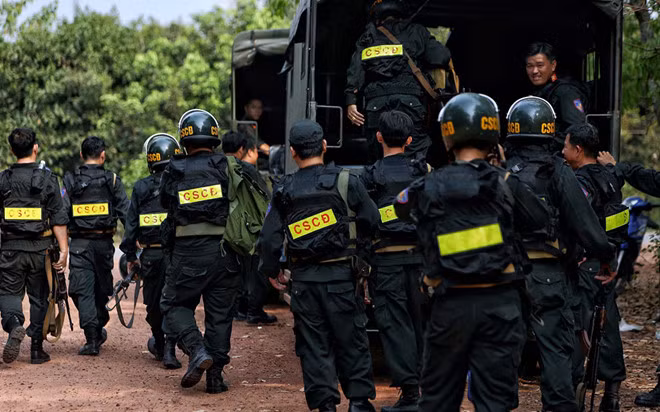 Ngày 31/1, Công an Bình Phước có công văn thông báo đến trưởng các phòng, trại, công an các huyện, thị xã thành phố trực thuộc về việc phối hợp truy bắt Lê Quốc Tuấn. Công an các tỉnh Long An, Tây Ninh cũng vào cuộc. Đồng thời, Bộ đội Biên phòng lên kế hoạch phối hợp với Campuchia hỗ trợ bắt nghi phạm đặc biệt nguy hiểm này.