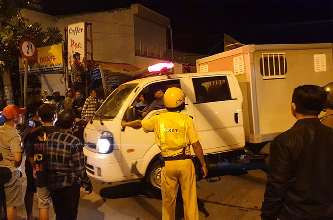 Khoảng 2h ngày 14/2, xe cứu thương đi vào hiện trường và quay ra sau đó khoảng 30 phút. Chiếc xe này được cho là chở theo thi thể Tuấn "khỉ". Ngay sau đó, lực lượng chức năng đã di chuyển khỏi hiện trường. Xem thêm video:Tuấn "khỉ" bị tiêu diệt, cảnh sát phong tỏa hiện trường. Nguồn: VTC Now.