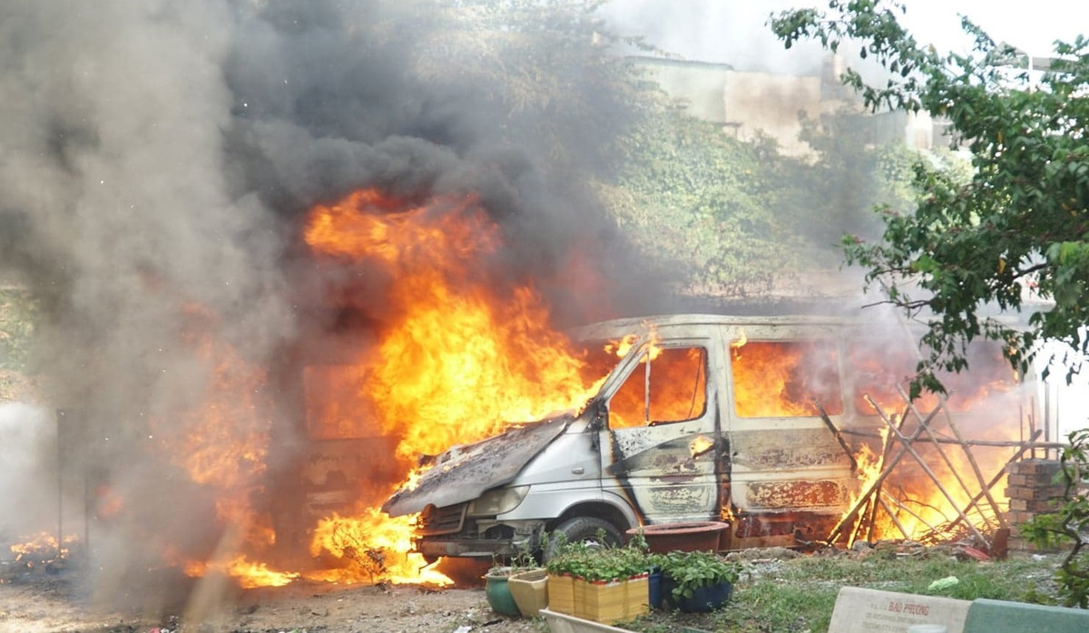 2 xe khach 16 cho dau o bai dat trong boc chay tro khung