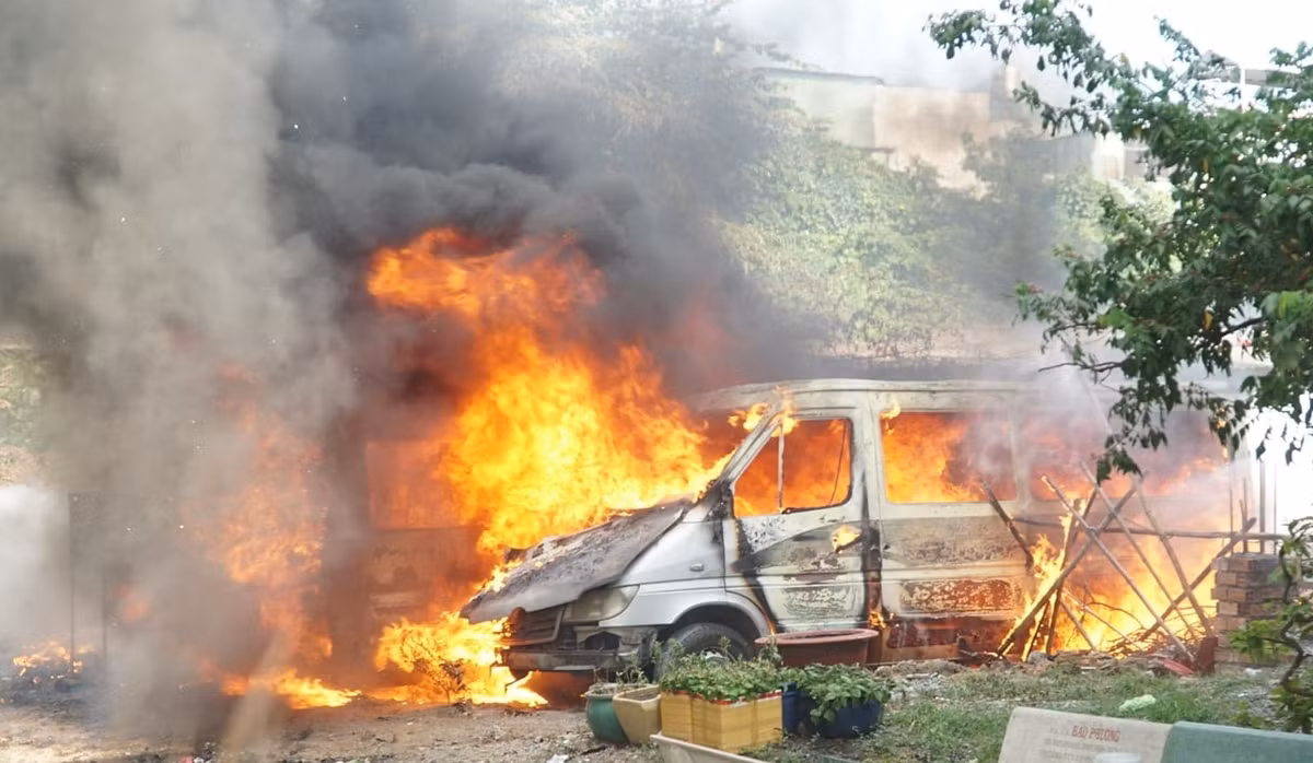 2 xe khach 16 cho dau o bai dat trong boc chay tro khung