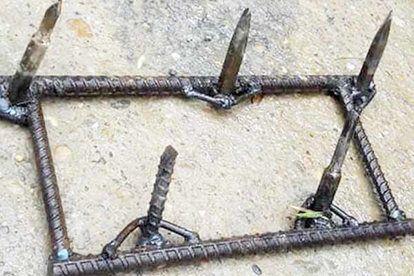 Đặc biệt nguy hiểm hơn khi đây không phải là loại đinh bình thường, các đối tượng đã chế tạo một bàn chông bằng thép được hàn chắc chắn rộng khoảng 20cm cùng với 5 chiếc đinh nhọn được hàn so le.