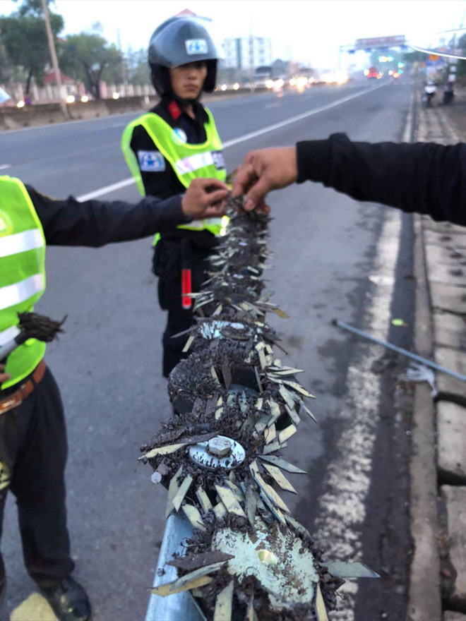 Trước đó, lực lượng chức năng Dẹp nạn 'đinh tặc' trên quốc lộ 51 nối Đồng Nai và Bà Rịa - Vũng Tàu phát hiện những loại đinh do "đinh tặc" rải rất sắc nhọn, nguy hiểm.
