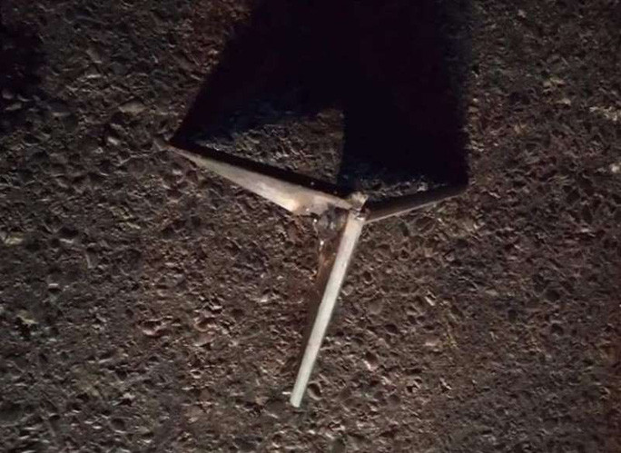  Nhiều xe tải dính "bẫy chông" 3 chân trên Quốc lộ 45 qua Thanh Hóa: Theo phản ánh của một số lái xe trên địa bàn tỉnh Ninh Bình, từ ngày 18/5 đến ngày 20/5/2019, nhiều ôtô tải chở cát từ huyện Vĩnh Lộc (Thanh Hóa) ra Ninh Bình lưu thông trên Quốc lộ 45 đoạn qua xã Thành Vân (huyện Thạch Thành) bị dính "bẫy chông" 3 chân khiến xe bị thủng lốp, nổ lốp. 