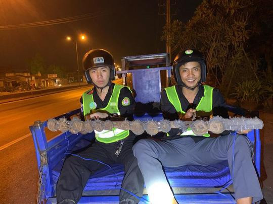 Lực lượng chức năng nhiều lần ra quân xử lý nhưng chưa triệt để. Trước thực trạng trên, một đội thanh niên chuyên nhặt đinh và giúp đỡ người đi đường hình thành. Anh Nguyễn Hữu Lợi (28 tuổi), cho biết hàng đêm các bạn trẻ phân công nhau ra quốc lộ canh trực, giúp đỡ người đi đường với mong muốn dẹp nạn "đinh tặc" để không ai bị tai nạn trong quá trình tham gia giao thông.