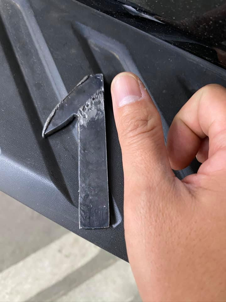 Chiếc đinh tự chế được người bị nạn tìm thấy khi găm vào lốp xe.