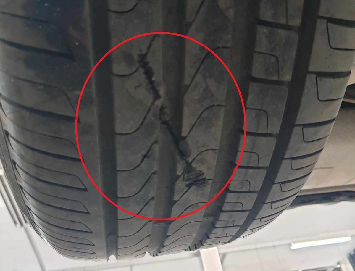 Vết rách trên lốp do "đinh tặc" được người tham gia giao thông tại khu vực đường cao tốc Hà Nội - Ninh Bình đăng tải.