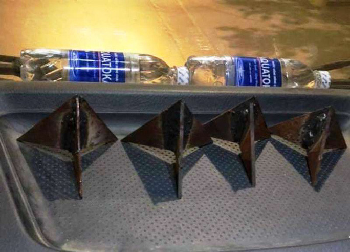 Theo quan sát, những chiếc bẫy đinh này được làm từ sắt thép, có 3 cạnh sắc nhọn, xe ôtô dính đinh này không nổ lốp cũng rách lốp xe. Những chiếc bẫy đinh này có thể sẽ gây nguy hiểm cho người đi đường vì nhiều xe dính chông sẽ mất lái, đổi hướng.