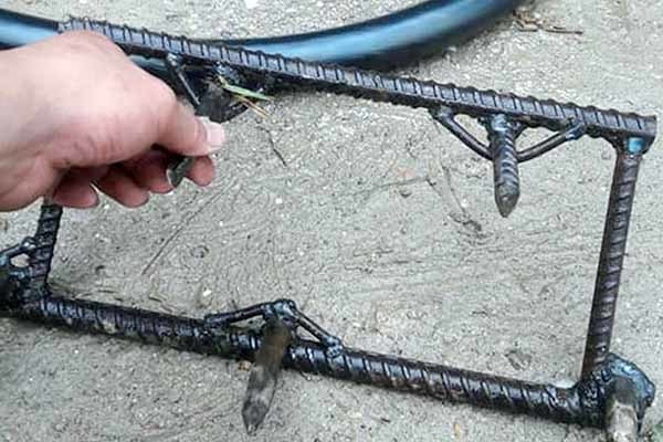  Bàn chông tự chế của đinh tặc ở Tuyên Quang: Theo đó, thông tin vụ việc được một tài xế chia sẻ khi chiếc ô tô của anh bị thủng lốp do cán phải đinh trên đường di chuyển qua địa phận xã Nhữ Khê, huyện Yên Sơn (tỉnh Tuyên Quang) vào sáng ngày 7/6/2017. 