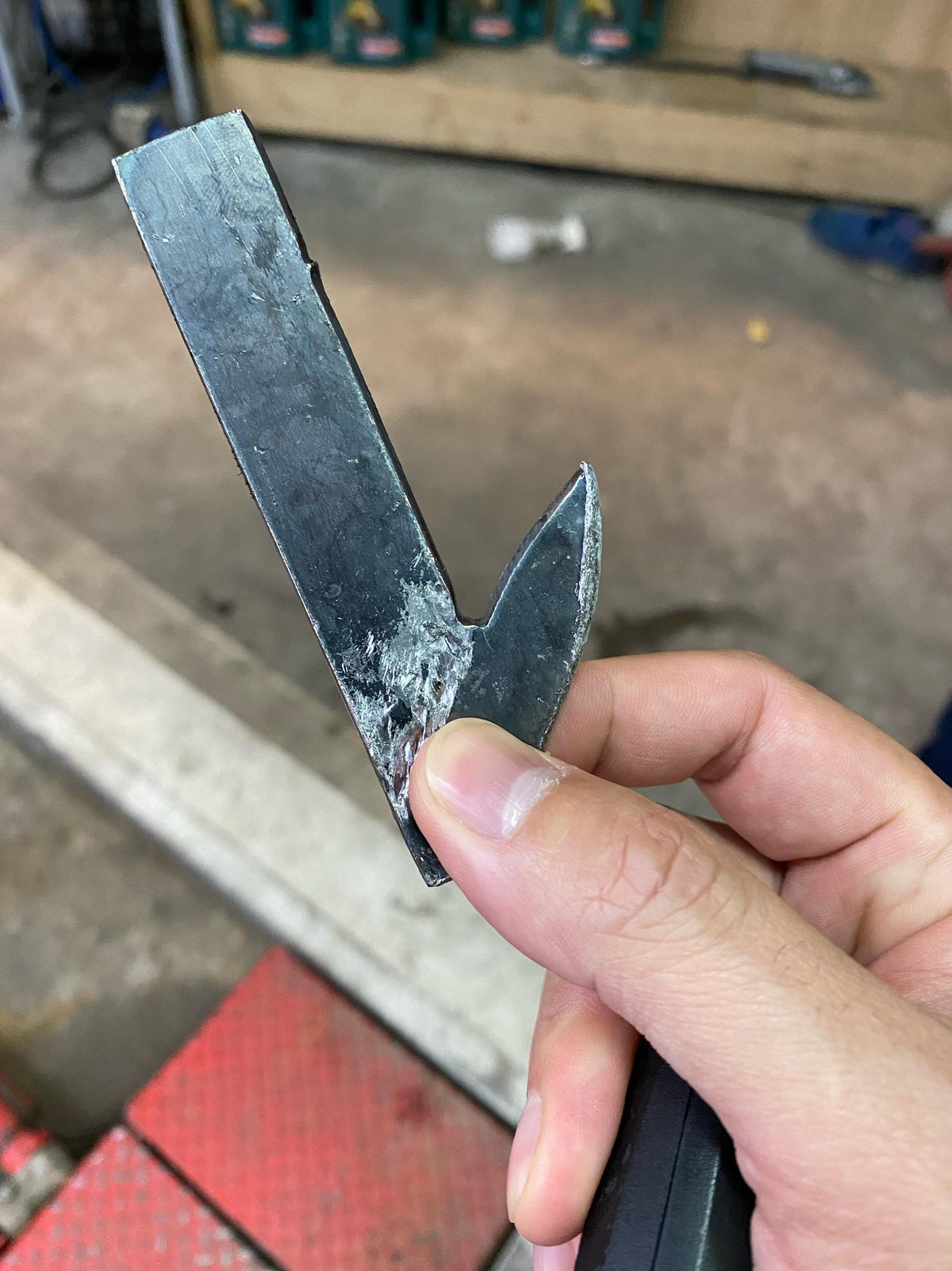 Vấn nạn rải đinh trên đường lại diễn biến ngày càng phức tạp và tinh vi khi mới đây các tài xế phản ánh việc bị dính đinh trên cao tốc Hà Nội - Ninh Bình. Các đối tượng thường rải đinh hoặc vật sắc nhọn dọc đường làm thủng lốp, săm xe của người đi đường, buộc khổ chủ phải gọi điện thoại “cứu hộ”.