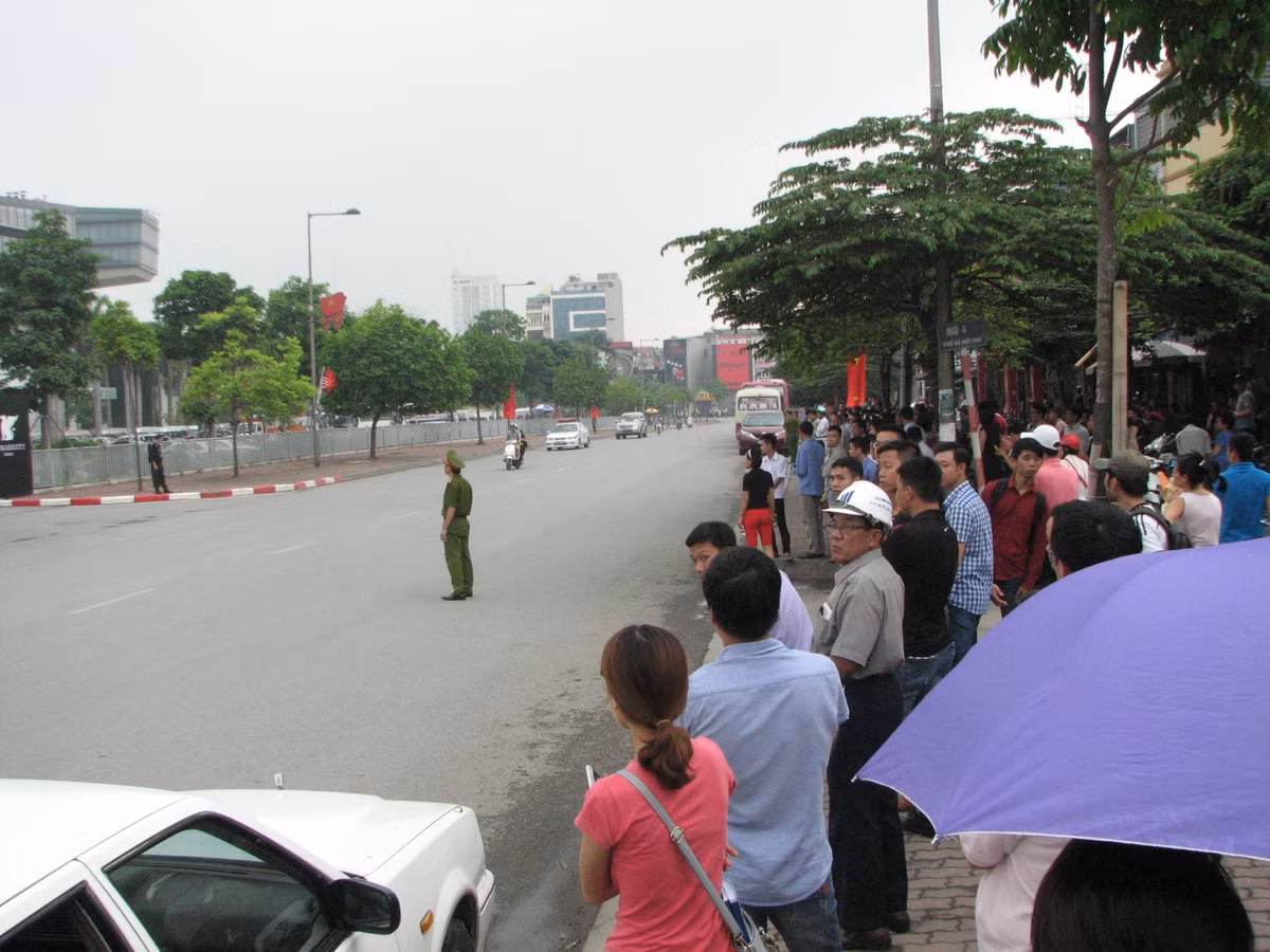 Nguoi dan doi mua truoc khach san Marriott ngong Tong thong Obama