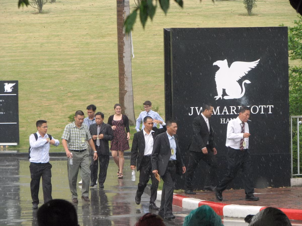 Lúc 11h, đoàn làm việc tháp tùng ông Obama bắt đầu rời khách sạn trong mưa.