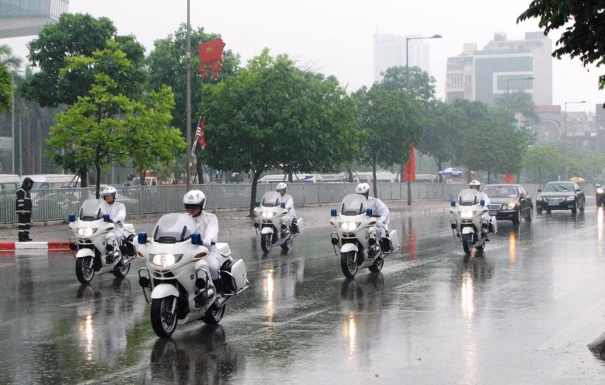 Đúng 12h, đoàn xe hộ tống Tổng thống Mỹ bắt đầu xuất phát rời khách sạn Marriott.