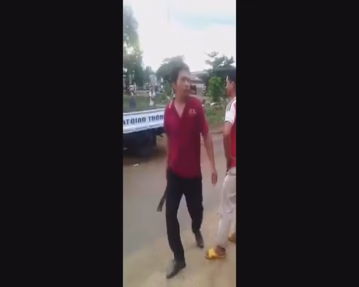 Bat khan cap doi tuong chem lia tay canh sat dang lam nhiem vu-Hinh-2