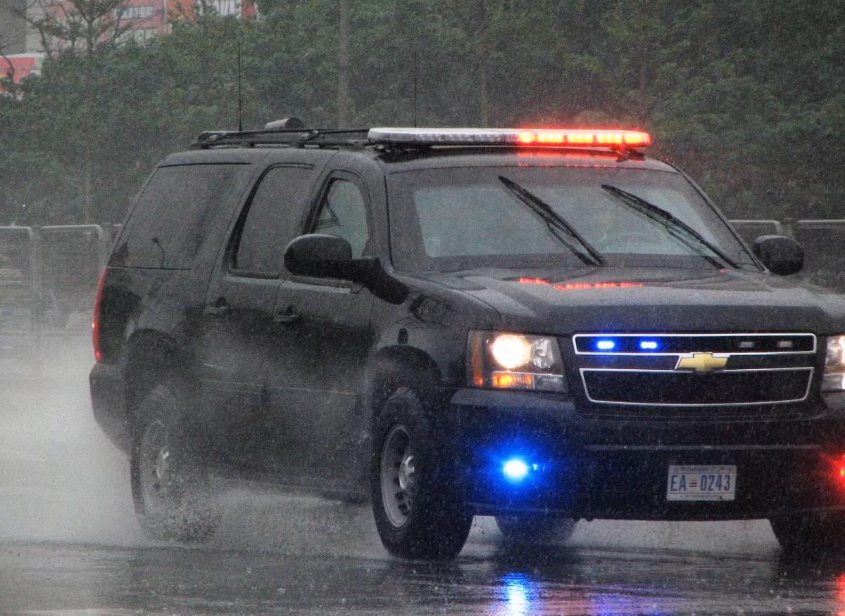 Cận cảnh 1 chiếc xe chuyên dụng chở đặc vụ Mỹ trên đường rời trung tâm Hà Nội ra Nội Bài.