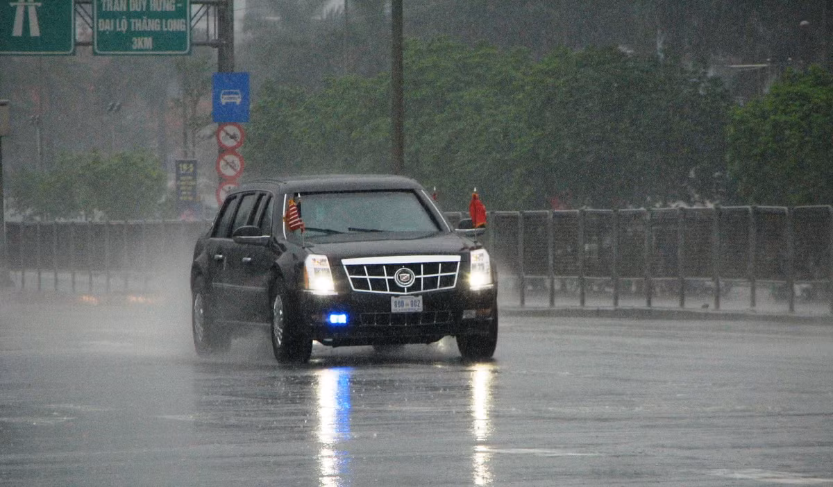 Một trong 2 chiếc "quái vật" chở ông Obama trên đường Phạm Hùng.
