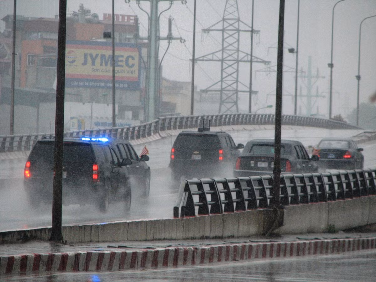 Xe chở ông Obama đi lên cầu vượt Mai Dịch.