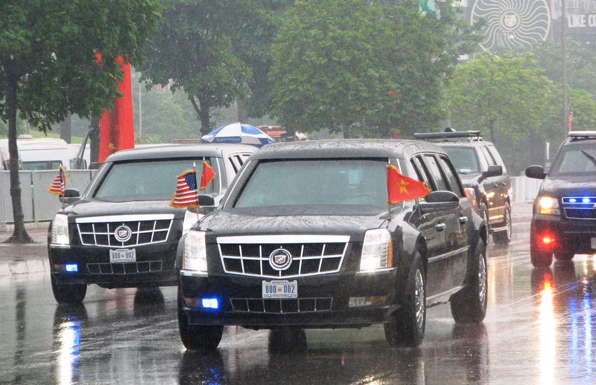 2 chiếc Cadillac One giống hệt nhau có Tổng thống Obama ngồi bên trong xuất hiện.