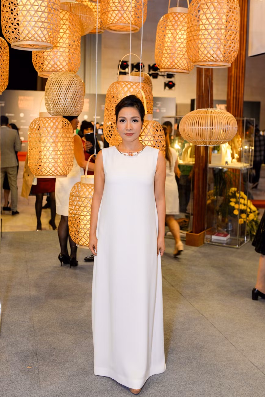 Diva Mỹ Linh đẹp thanh lịch với đầm trắng.