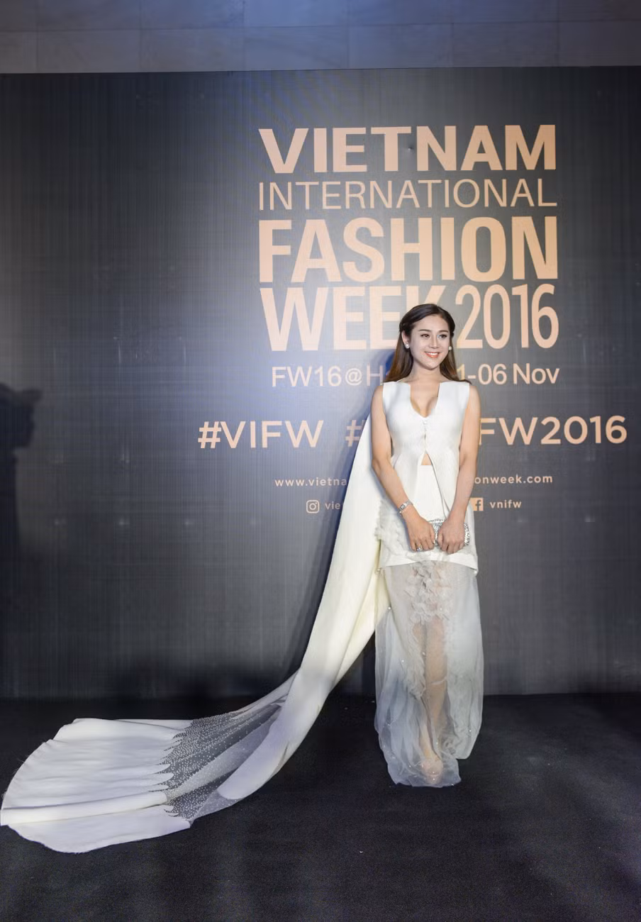 Ca sĩ Lâm Chi Khanh lộng lẫy với đầm trắng.