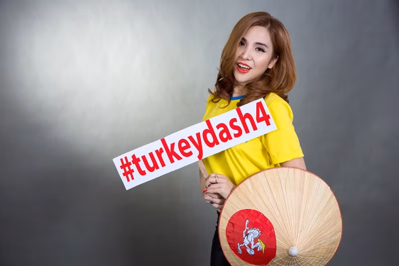Tiếp nối thành công của các năm trước, năm nay, chương trình tiếp tục trở lại với tên gọi: Turkey Dash - Nụ cười Việt Nam 2016 với nội dung mới mẻ và mong muốn nhân rộng hơn so với mọi năm. Dự kiến sẽ có 5000 người tham gia cùng đông đảo nghệ sĩ Việt đang được mến mộ. Trong hình là DJ Thúy Khanh.