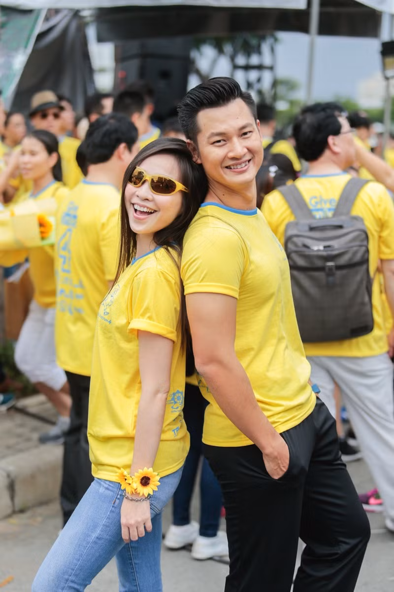 Ca sĩ Đức Tuấn và Hiền Thục với phong cách năng động tại sự kiện.